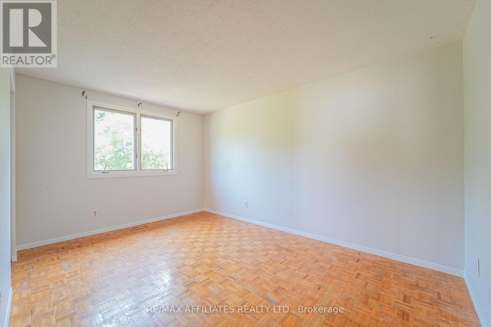 Photo 18 of 208 Old Colony Road E, Ottawa ON