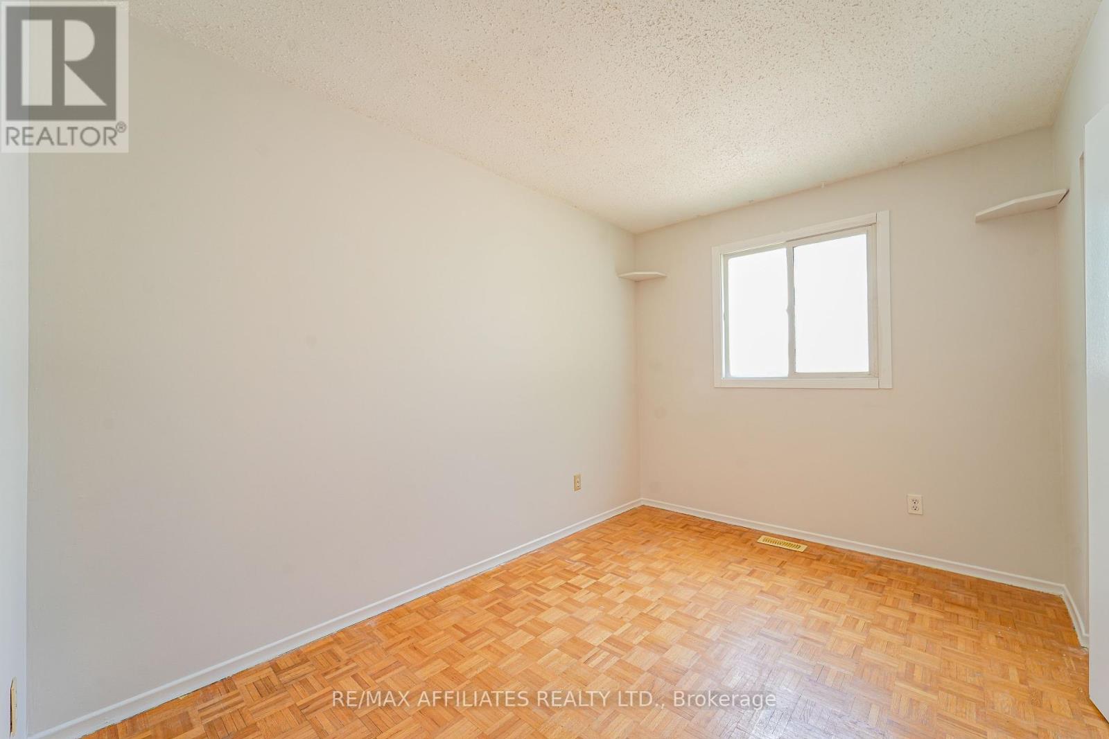 Photo 20 of 208 Old Colony Road E, Ottawa ON