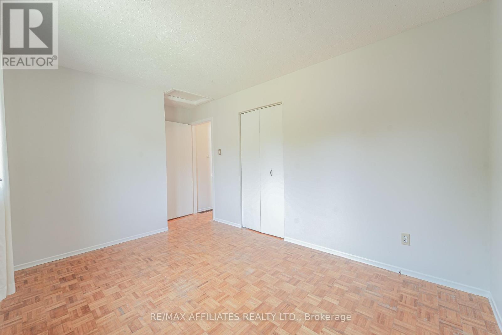 Photo 21 of 208 Old Colony Road E, Ottawa ON