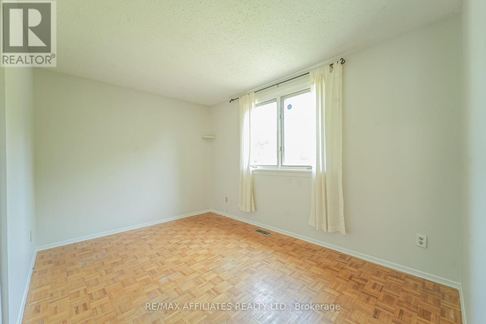 Photo 22 of 208 Old Colony Road E, Ottawa ON