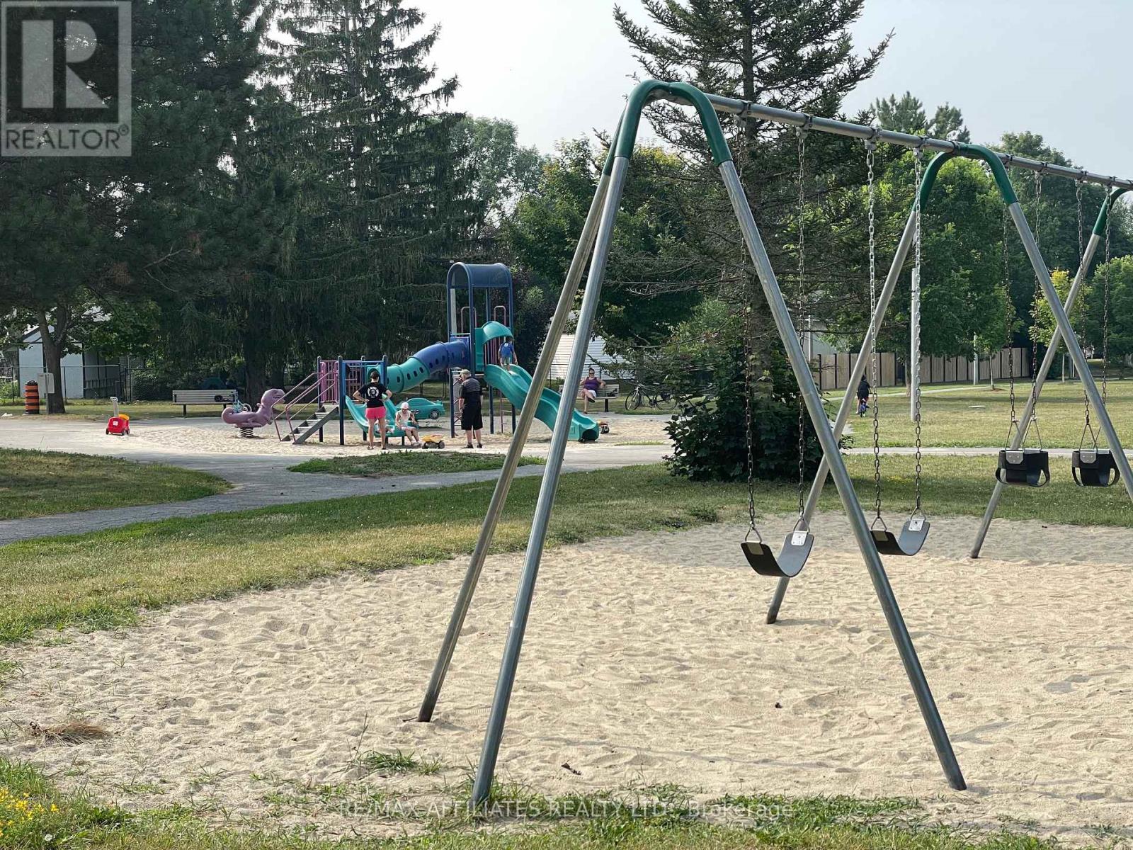 Photo 32 of 208 Old Colony Road E, Ottawa ON