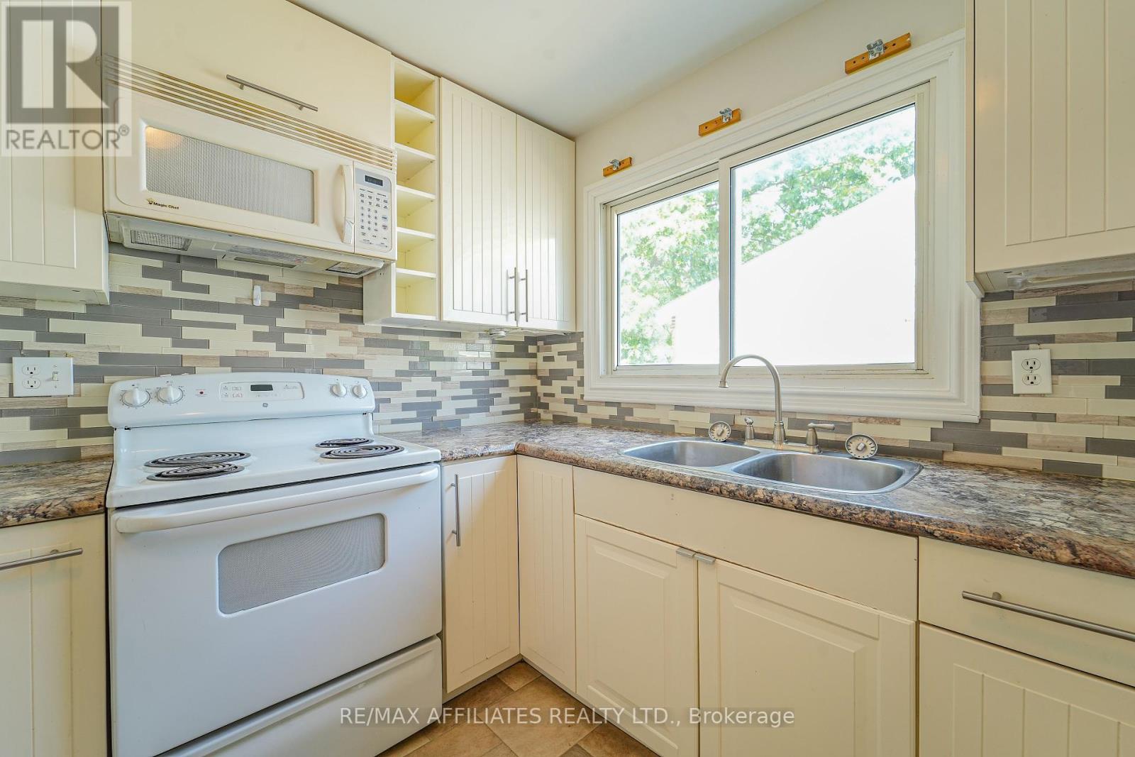 Photo 7 of 208 Old Colony Road E, Ottawa ON