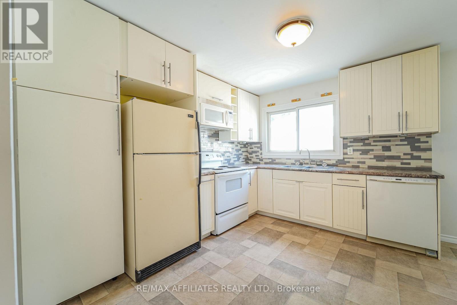 Photo 8 of 208 Old Colony Road E, Ottawa ON