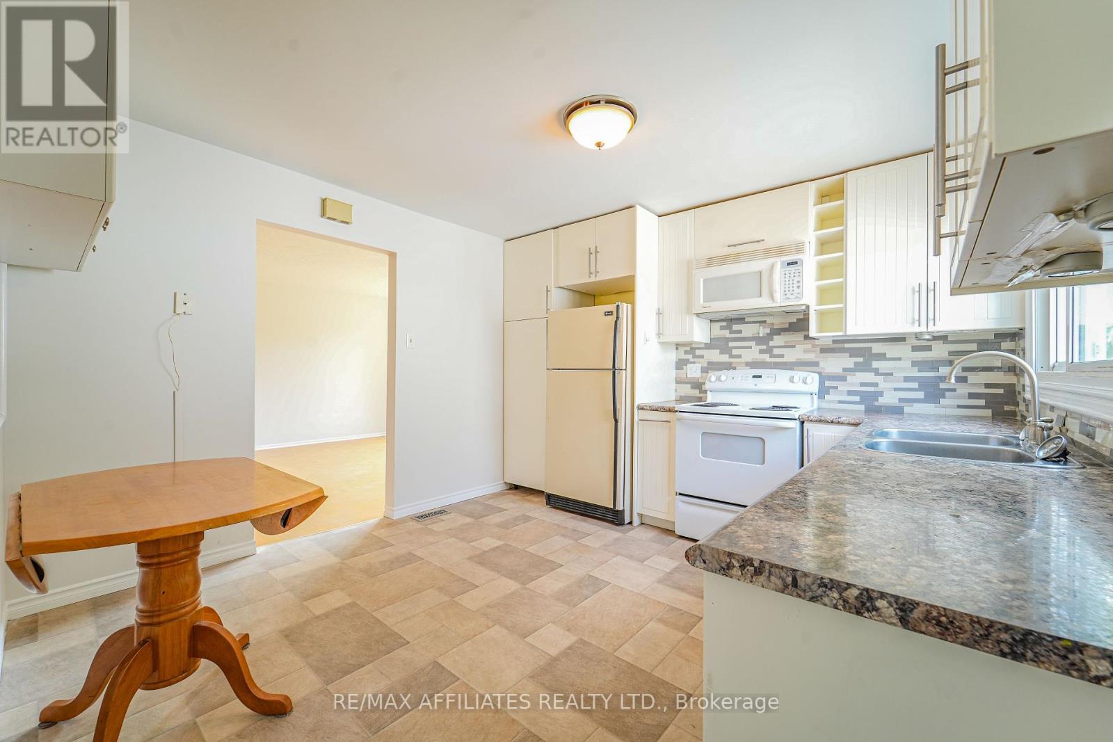 Photo 9 of 208 Old Colony Road E, Ottawa ON