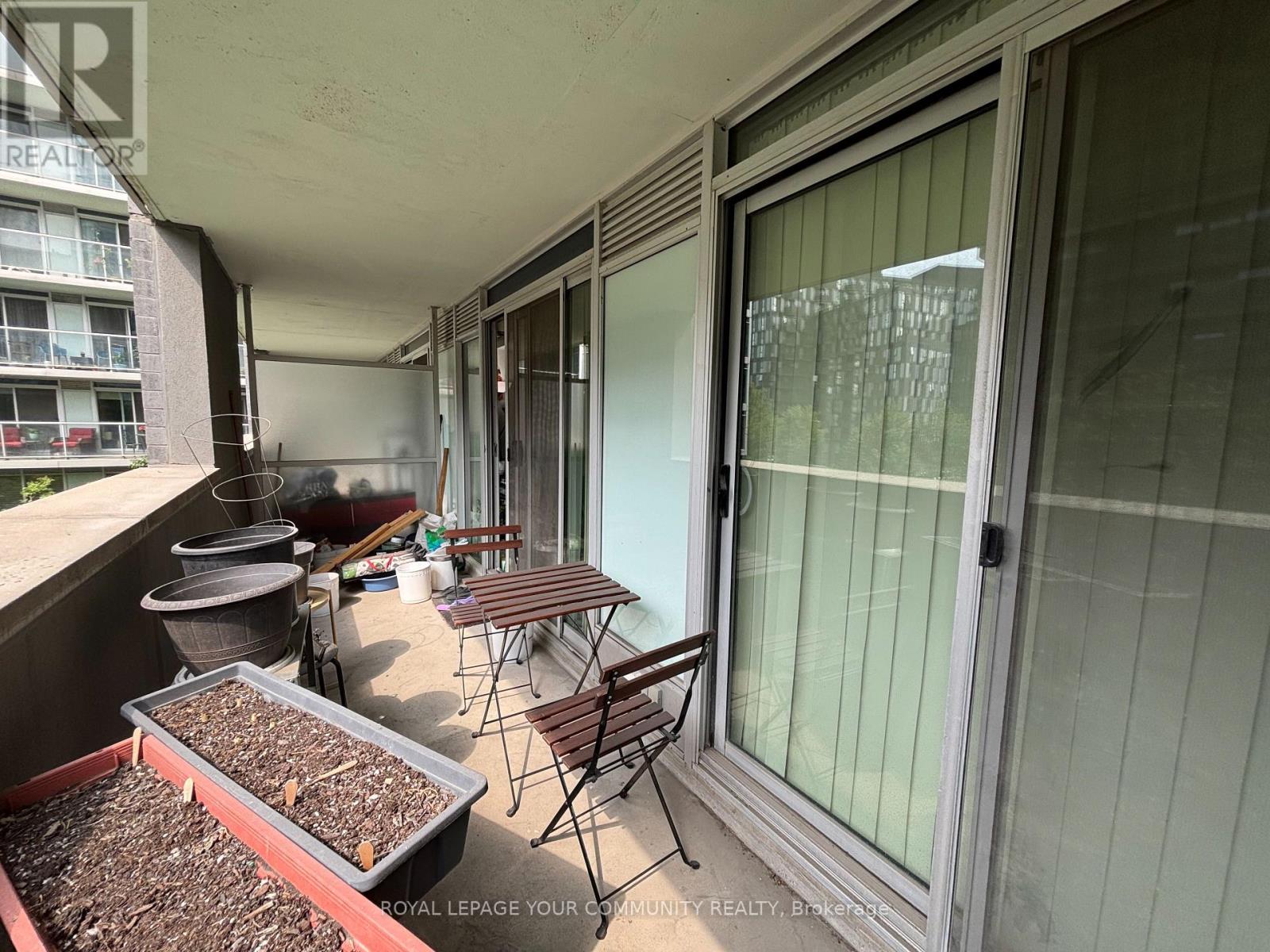 Photo 4 of 218 W 565 Wilson Avenue, Toronto ON