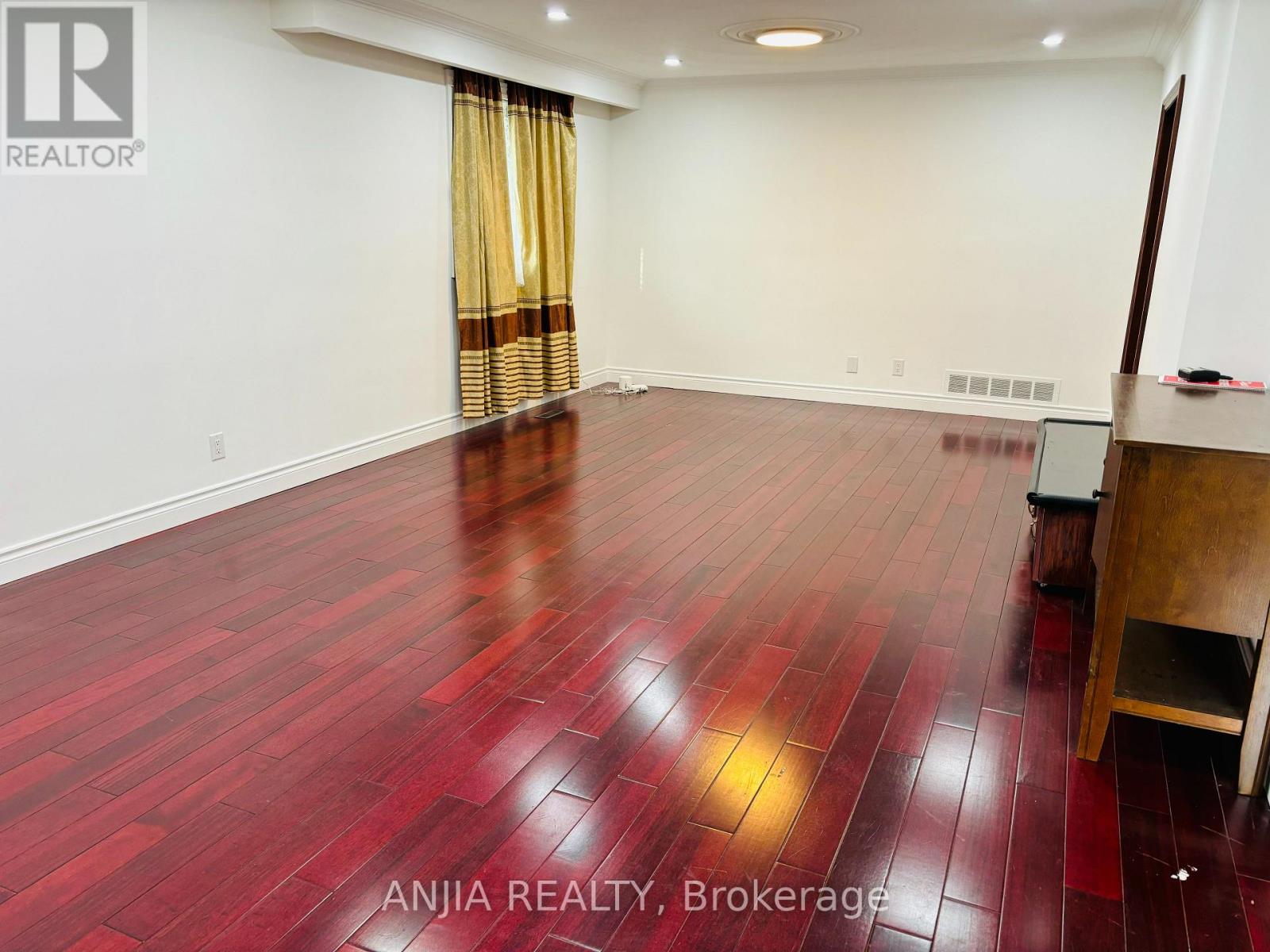 Photo 10 of Main 4 Terryhill Crescent, Toronto ON