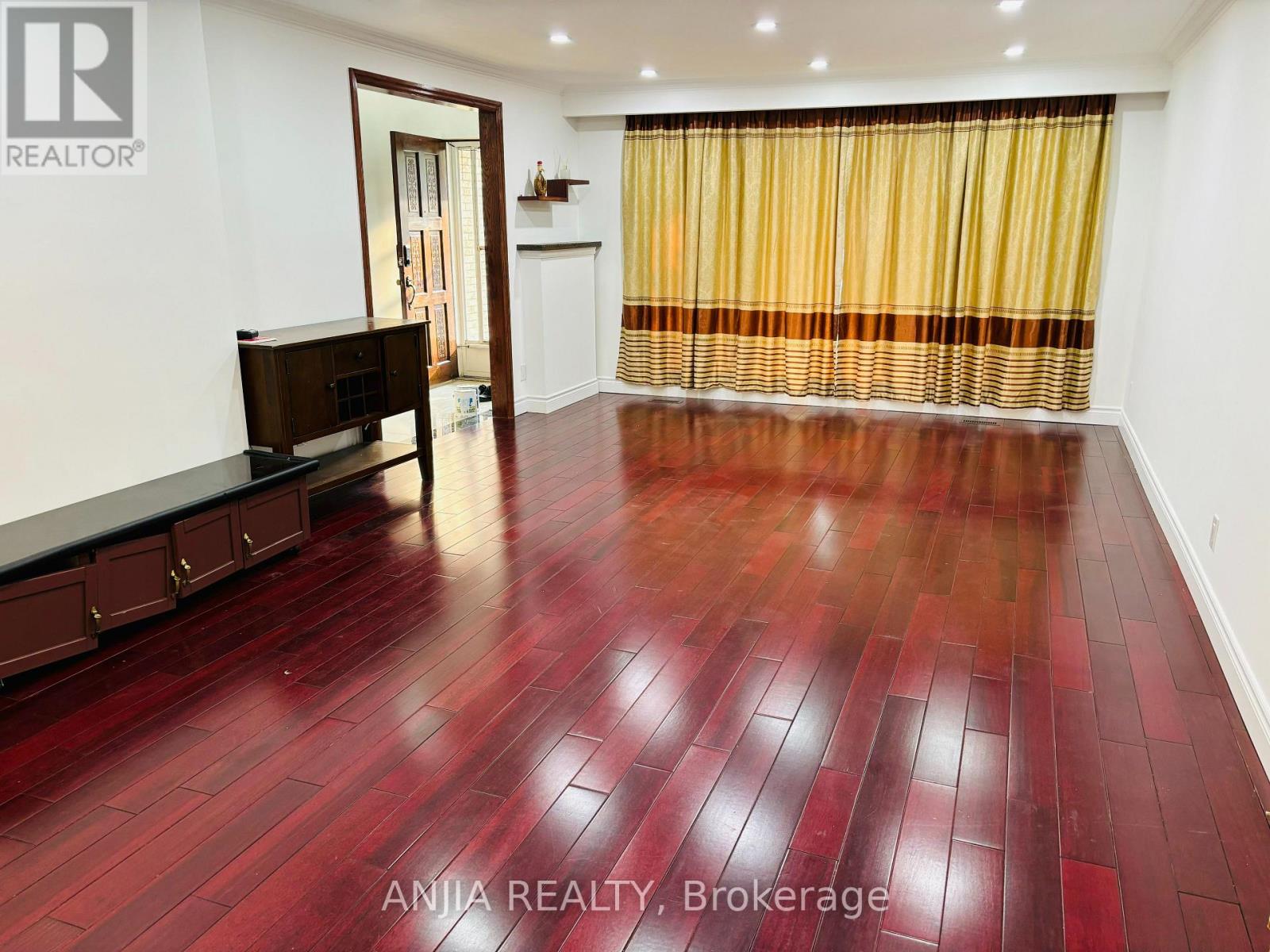 Photo 5 of Main 4 Terryhill Crescent, Toronto ON
