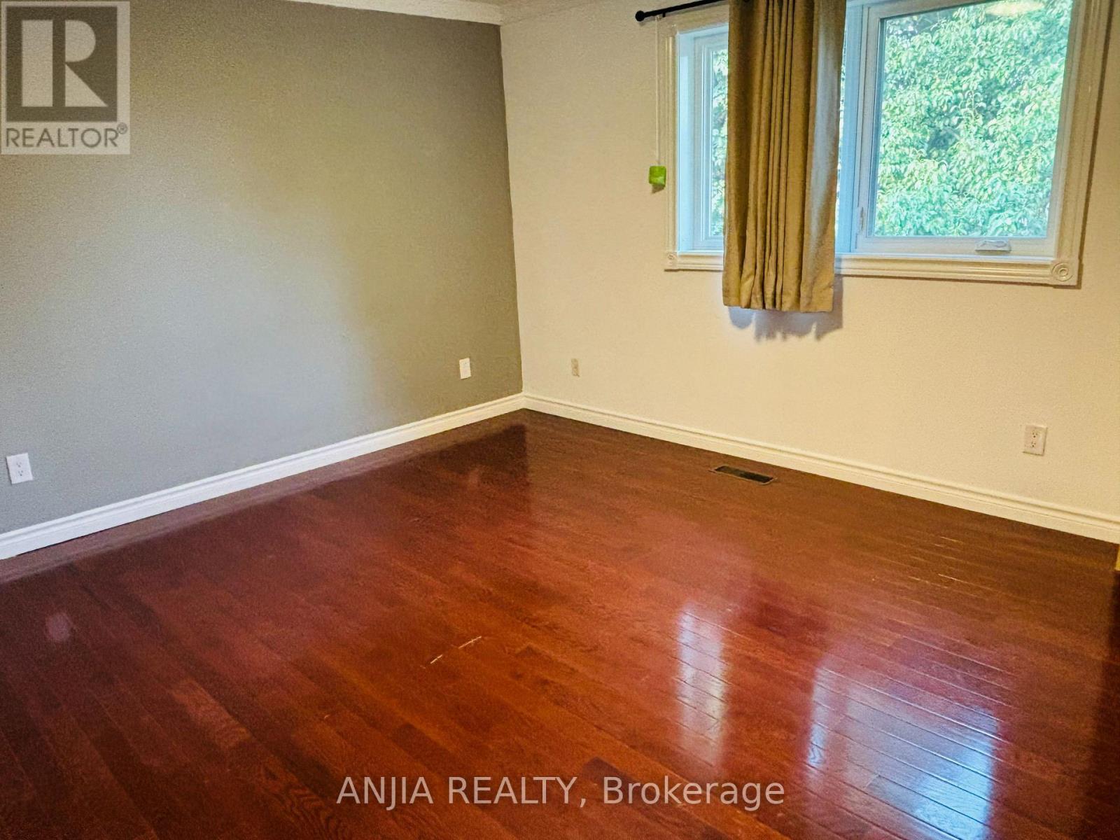 Photo 3 of Main 4 Terryhill Crescent, Toronto ON