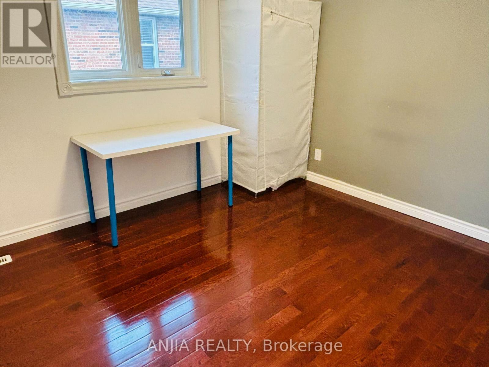Photo 2 of Main 4 Terryhill Crescent, Toronto ON