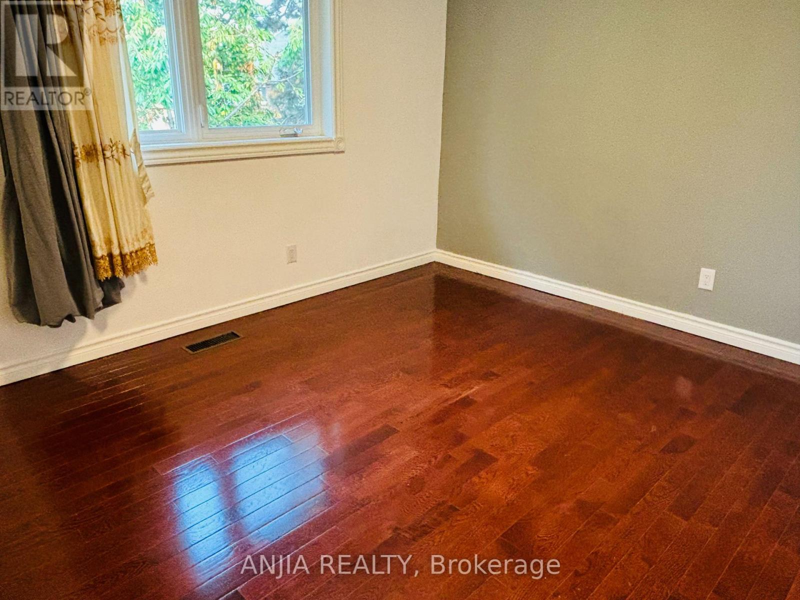 Photo 4 of Main 4 Terryhill Crescent, Toronto ON
