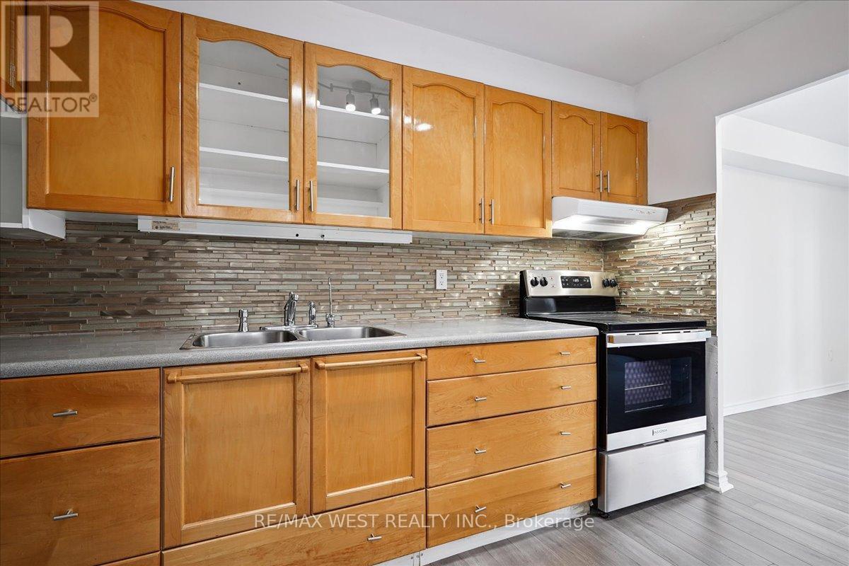 Photo 2 of 1514 5 Massey Square, Toronto ON