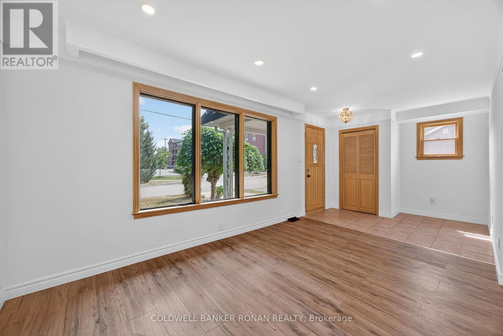 Photo 10 of 180 Wellington Street E, New Tecumseth ON