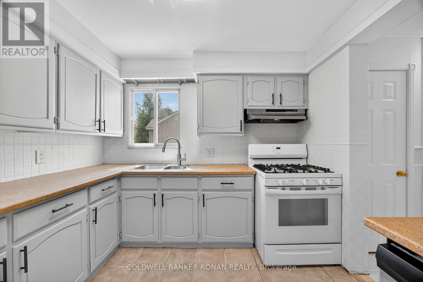 Photo 19 of 180 Wellington Street E, New Tecumseth ON
