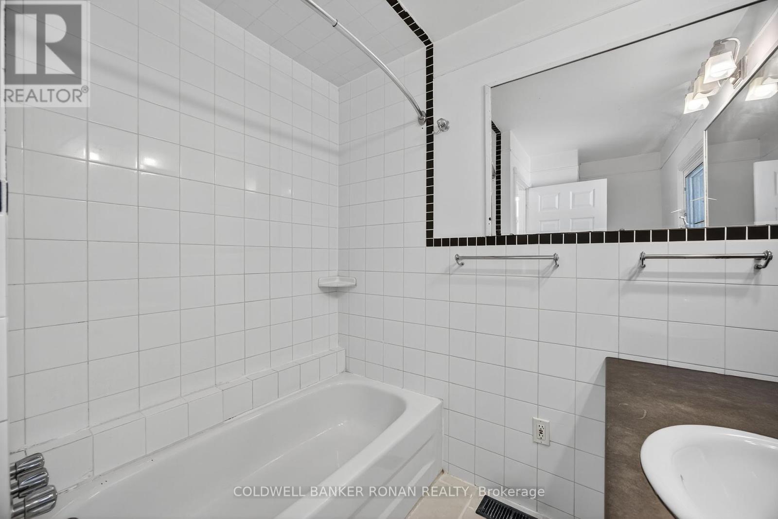 Photo 32 of 180 Wellington Street E, New Tecumseth ON