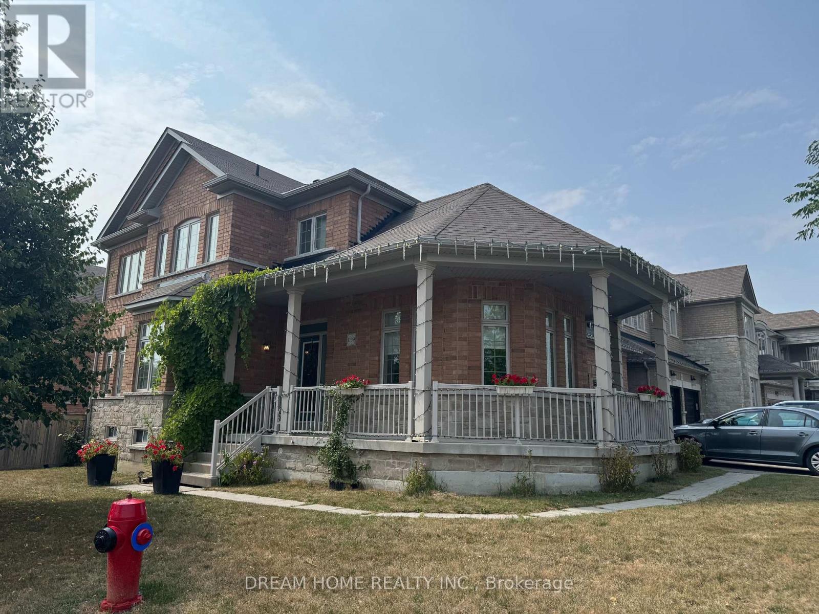 Photo 2 of 1139 Cenotaph Boulevard, Newmarket ON