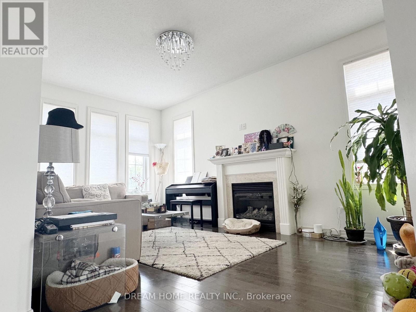 Photo 8 of 1139 Cenotaph Boulevard, Newmarket ON