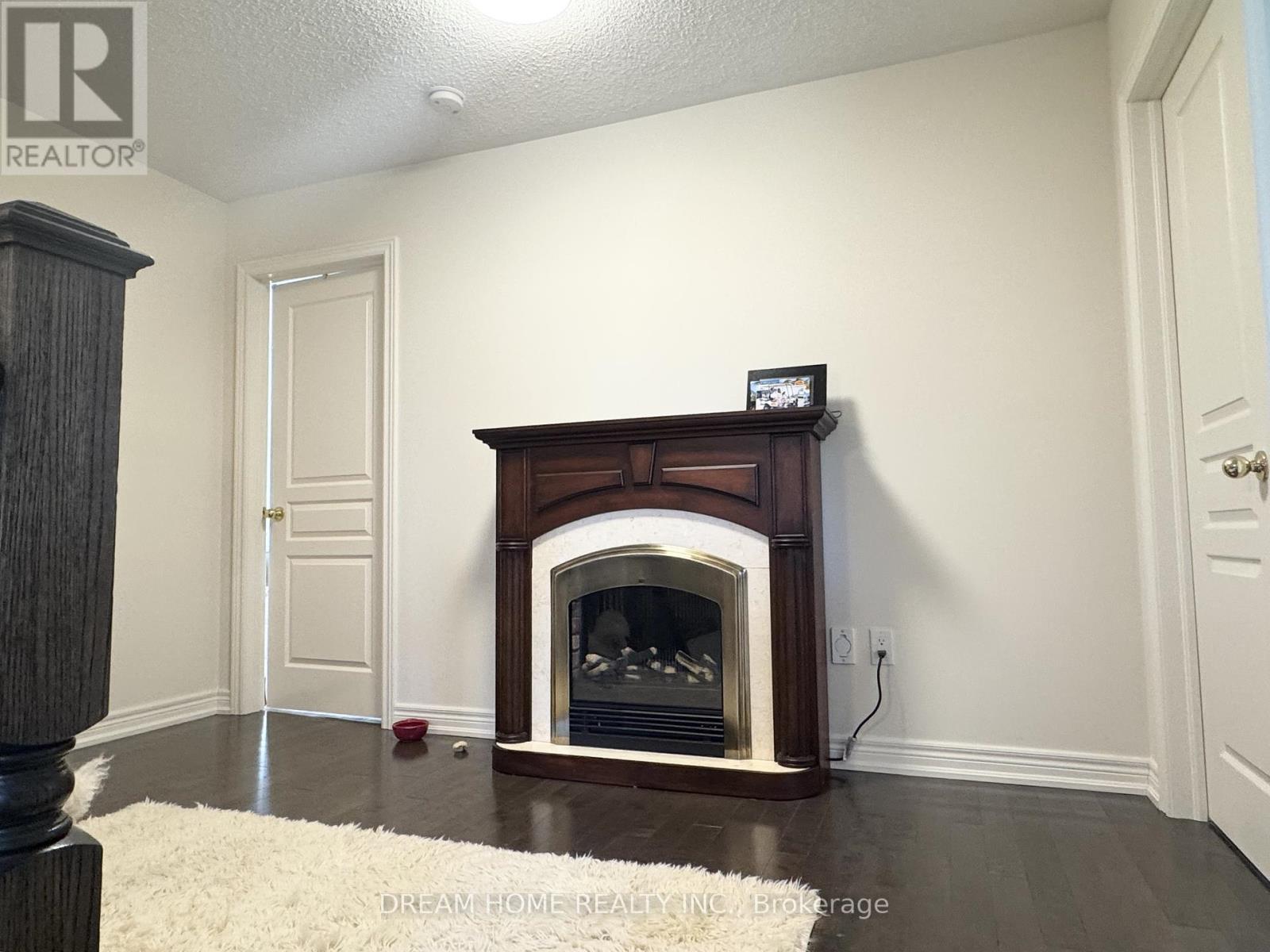 Photo 11 of 1139 Cenotaph Boulevard, Newmarket ON