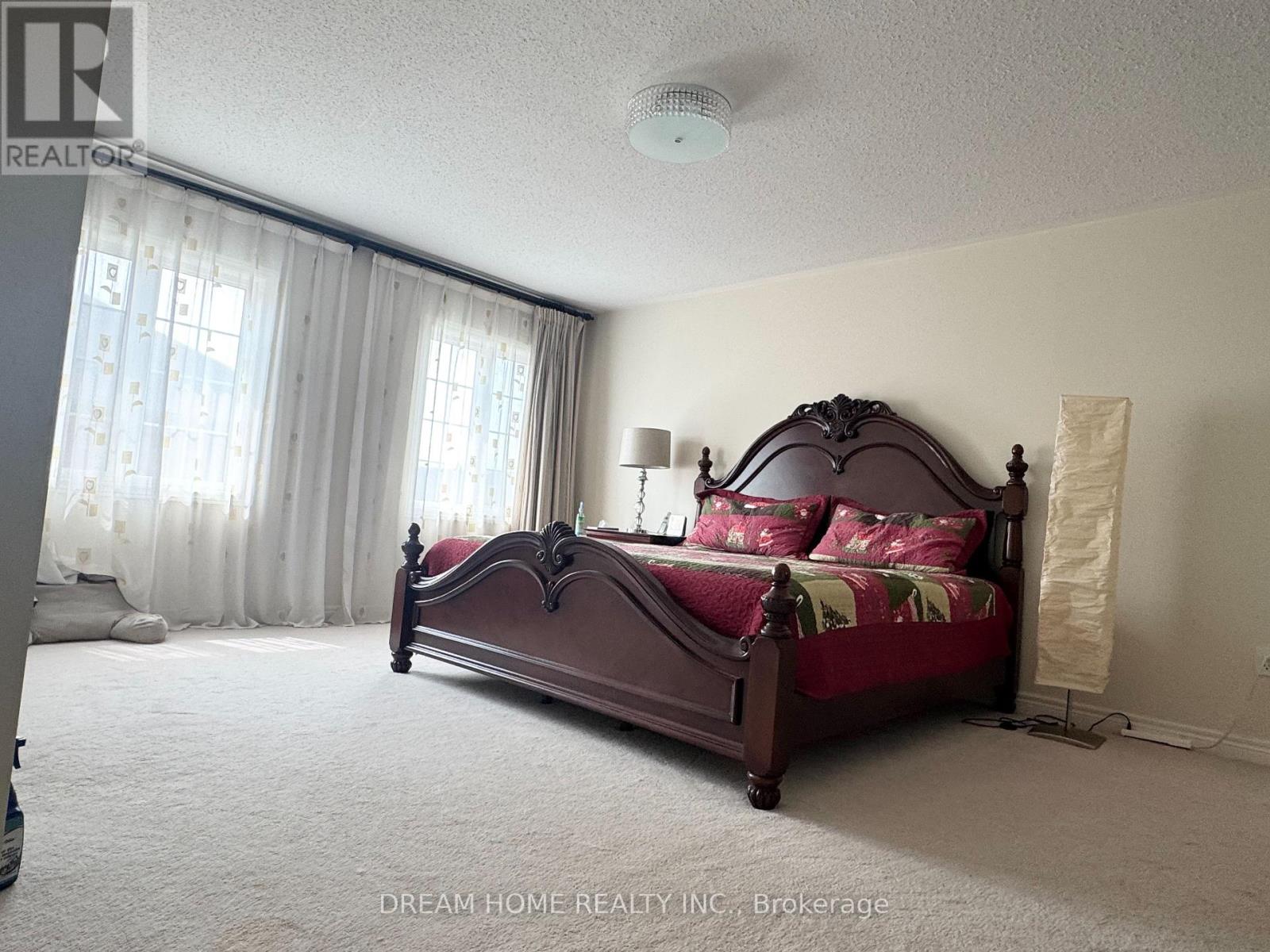 Photo 5 of 1139 Cenotaph Boulevard, Newmarket ON