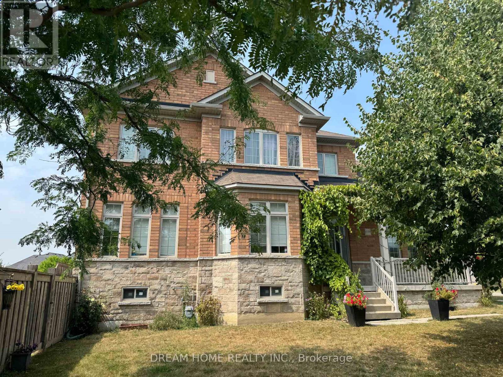 Photo 4 of 1139 Cenotaph Boulevard, Newmarket ON