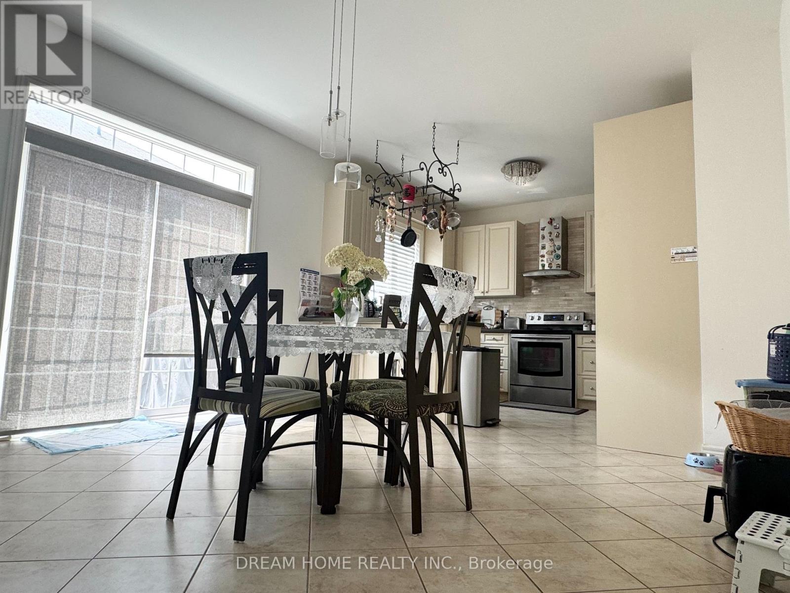 Photo 15 of 1139 Cenotaph Boulevard, Newmarket ON