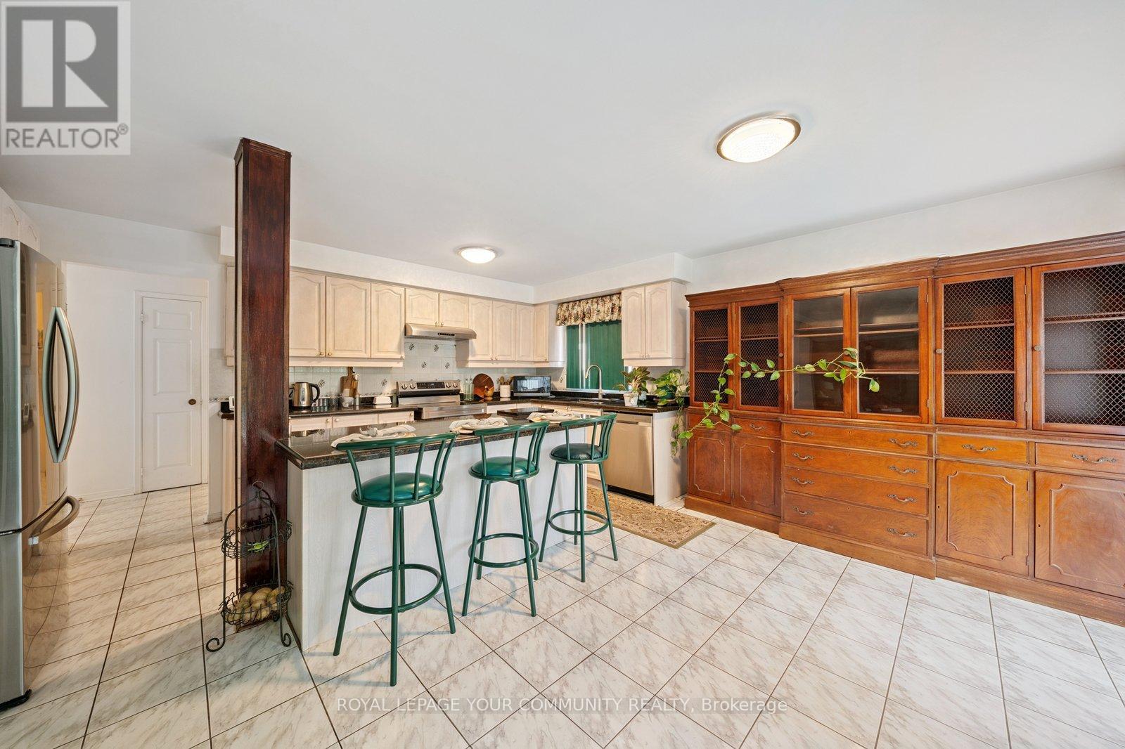Photo 11 of 194 Carrington Drive, Richmond Hill ON