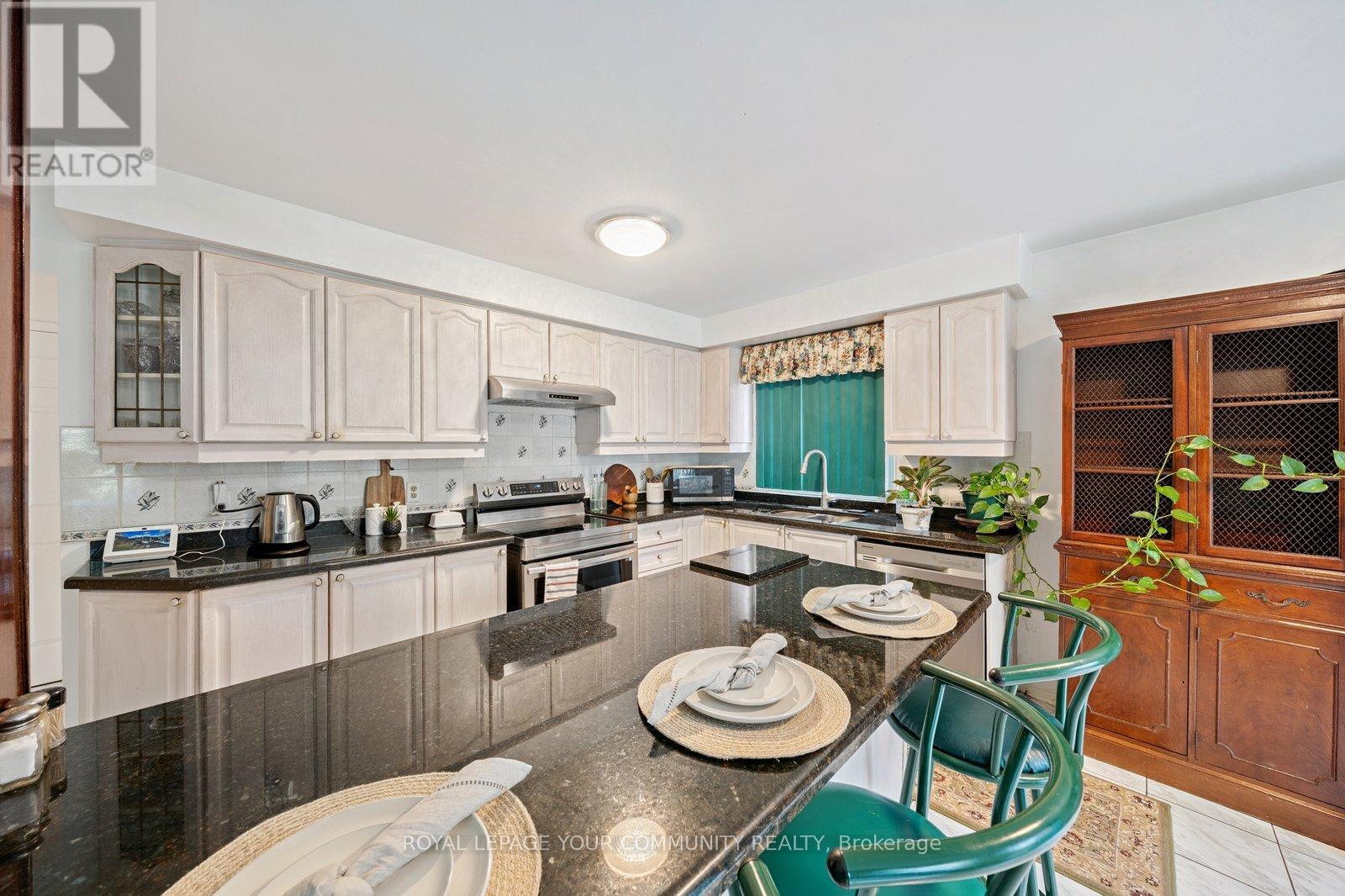 Photo 13 of 194 Carrington Drive, Richmond Hill ON