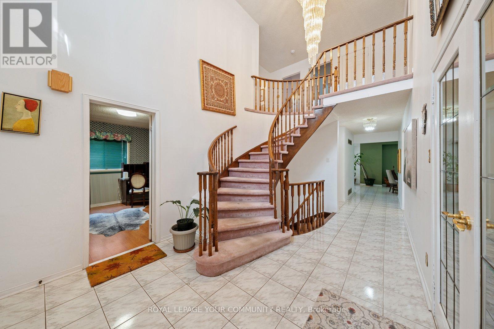 Photo 4 of 194 Carrington Drive, Richmond Hill ON