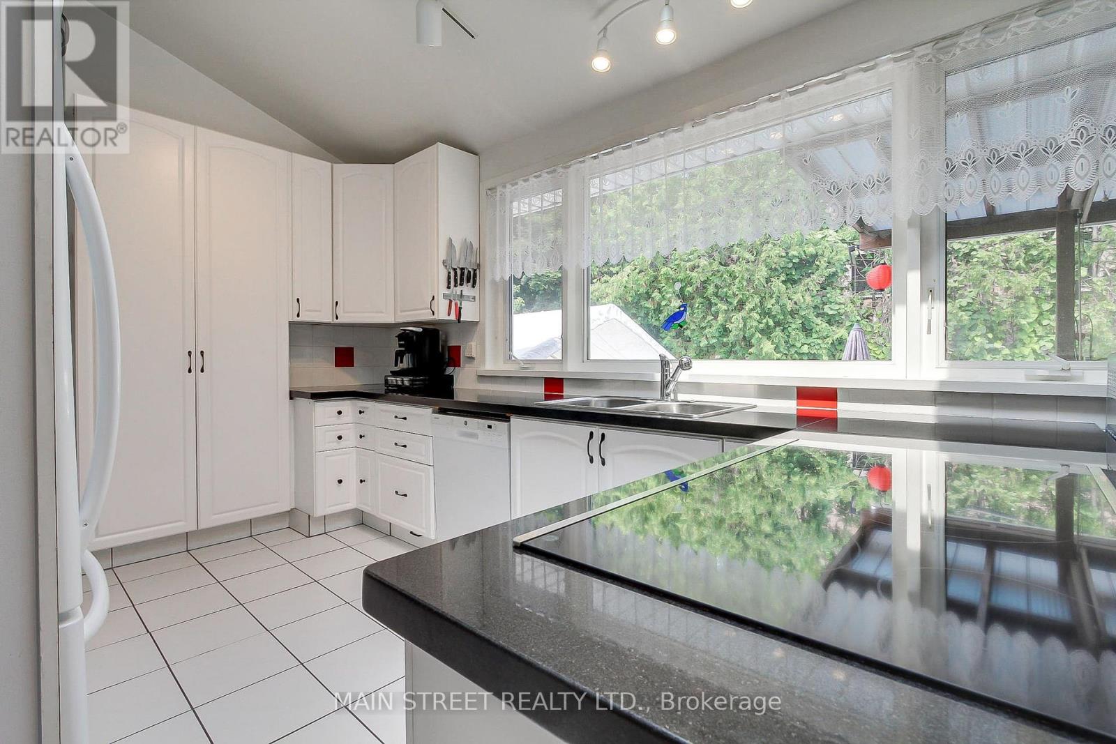 Photo 6 of 241 Andrew Street, Newmarket ON