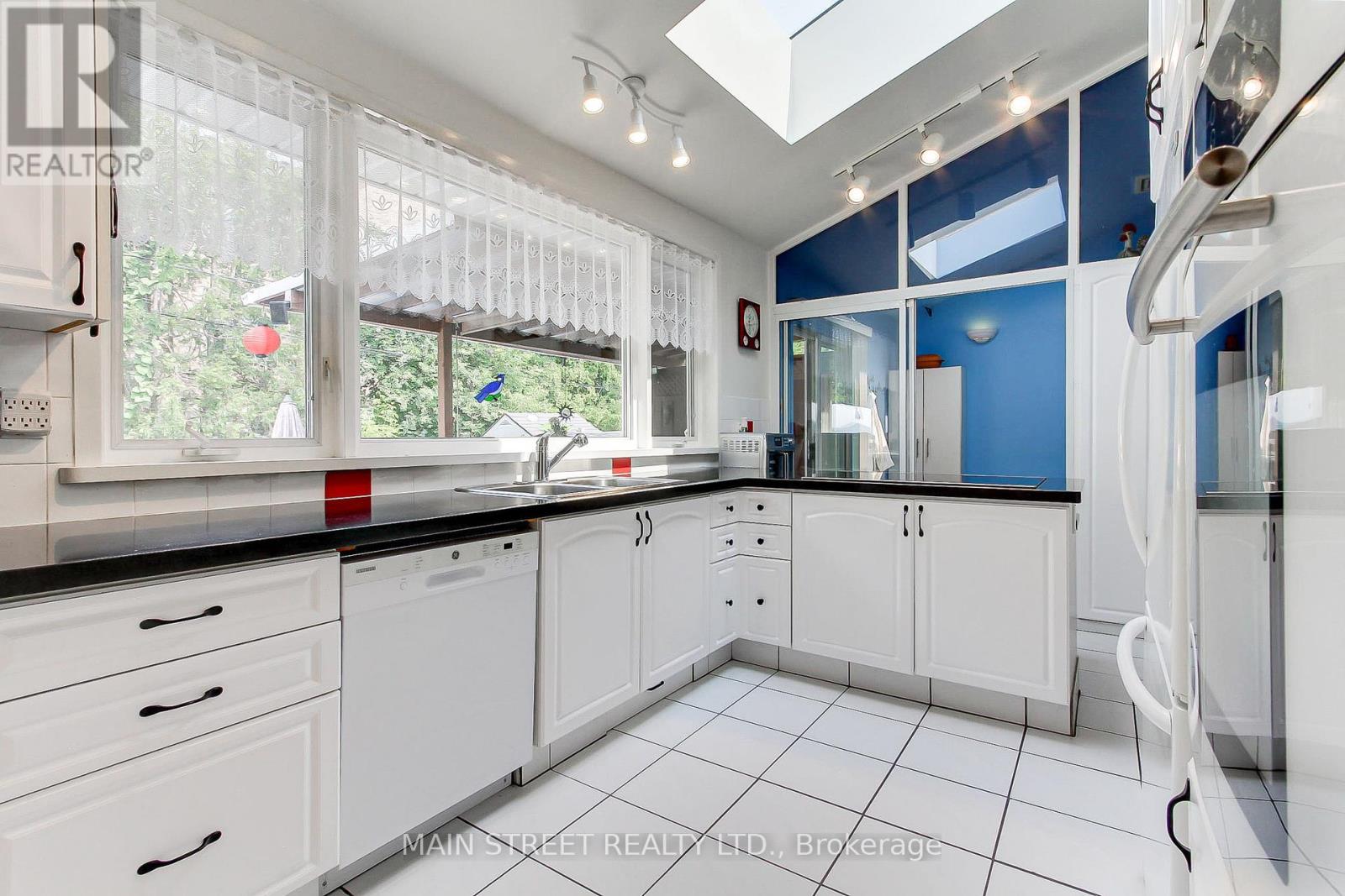 Photo 3 of 241 Andrew Street, Newmarket ON