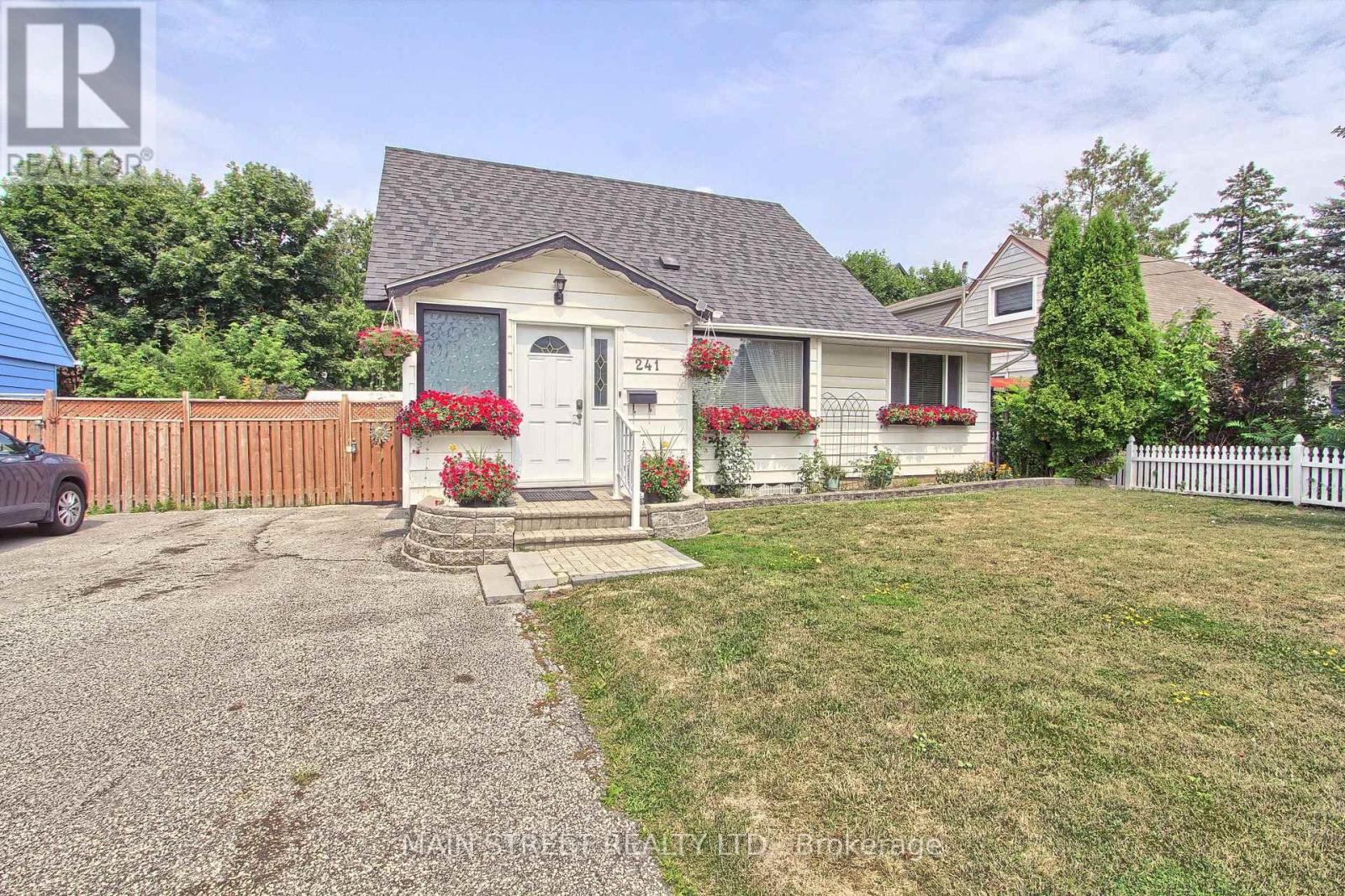 Photo 32 of 241 Andrew Street, Newmarket ON