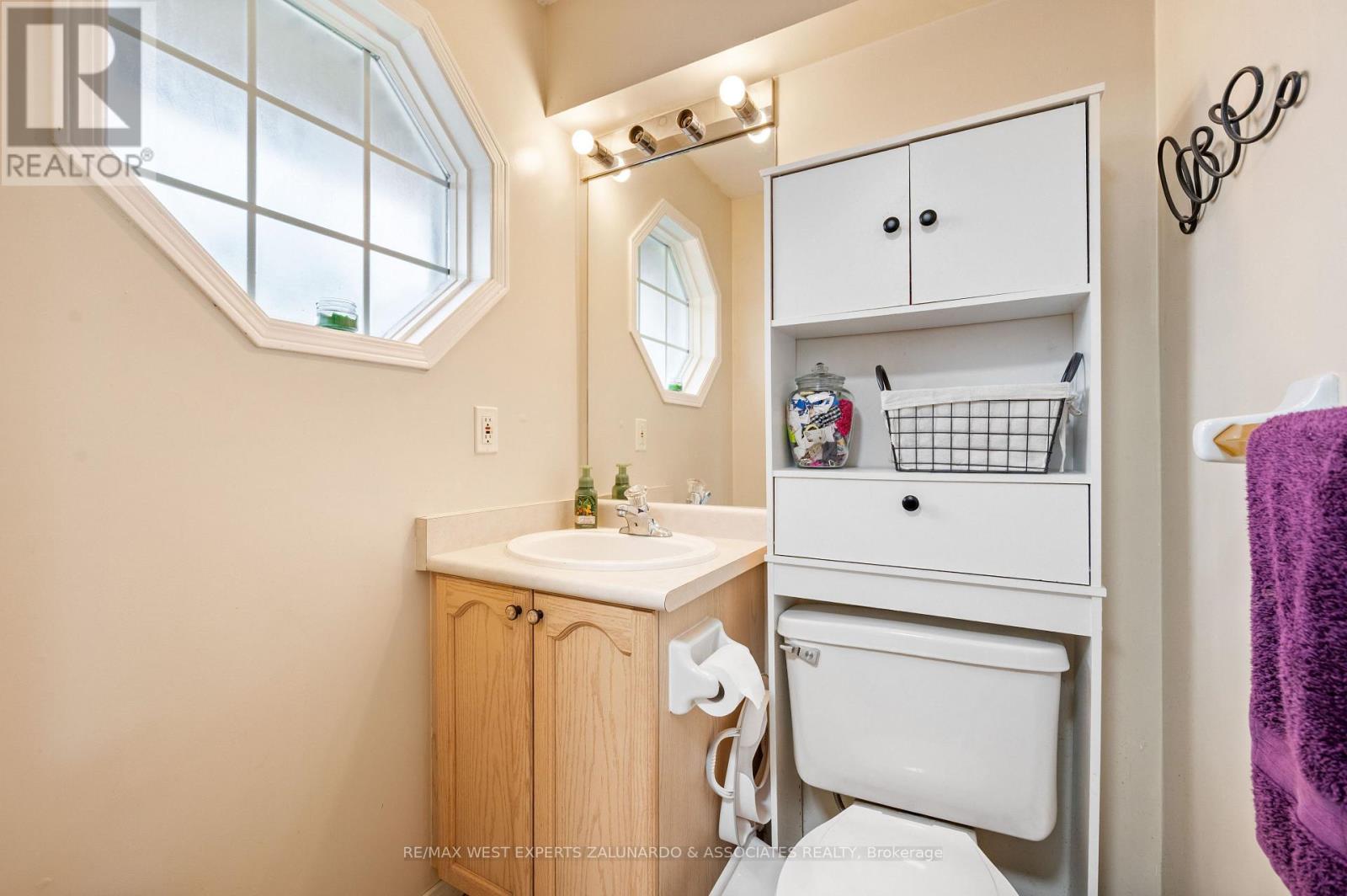 Photo 9 of 11 Raymond Crescent, Barrie ON