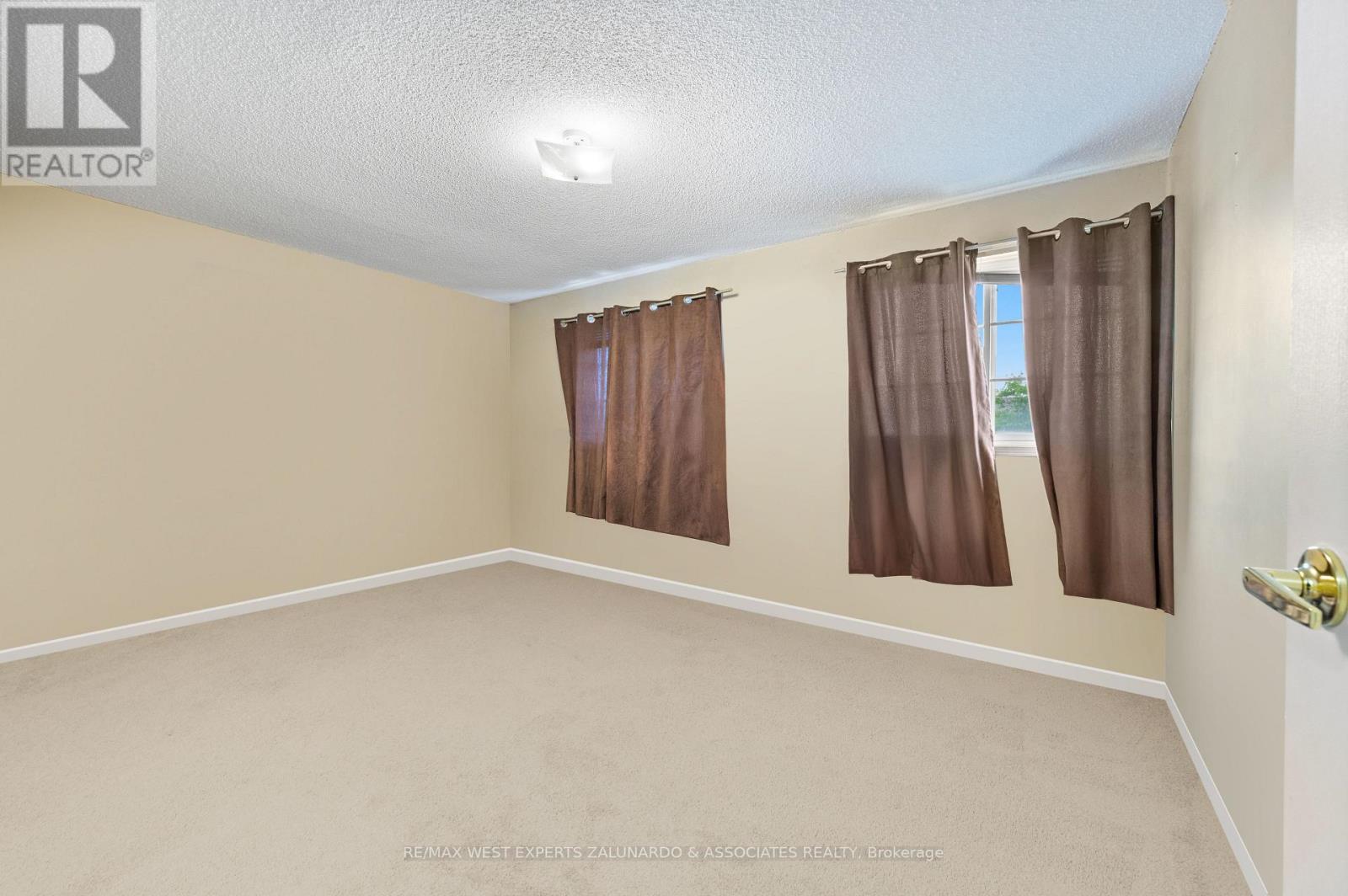 Photo 8 of 11 Raymond Crescent, Barrie ON