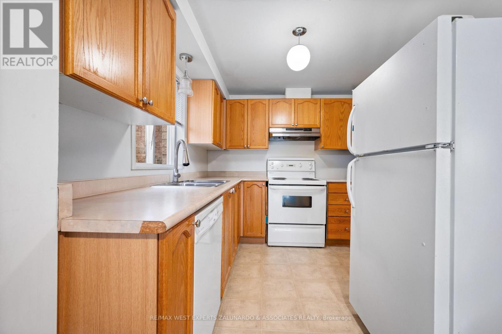 Photo 10 of 11 Raymond Crescent, Barrie ON