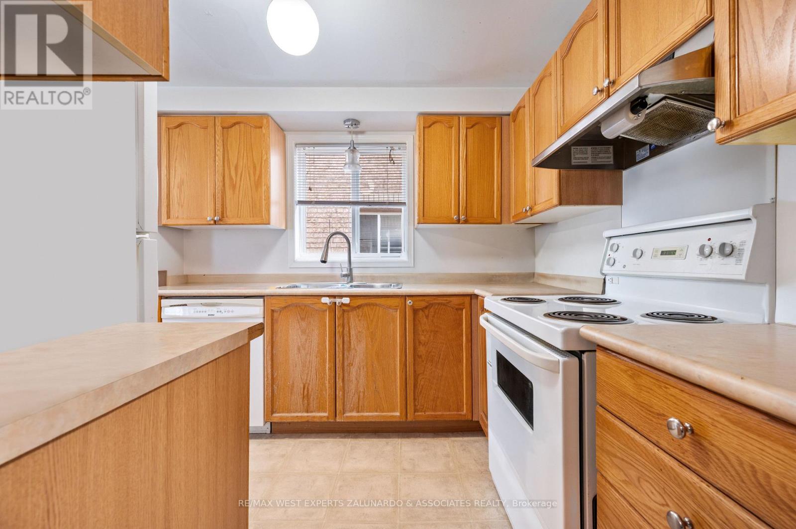 Photo 2 of 11 Raymond Crescent, Barrie ON