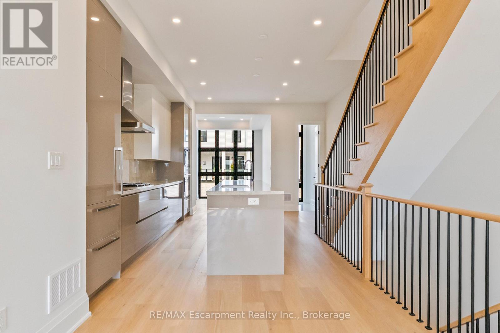 Photo 3 of 4 138 East Street, Oakville ON