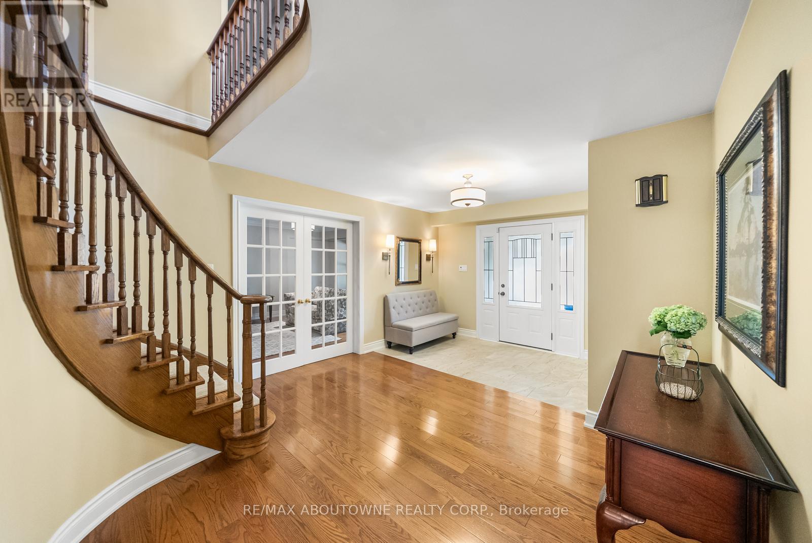 Photo 5 of 2262 Constance Drive, Oakville ON