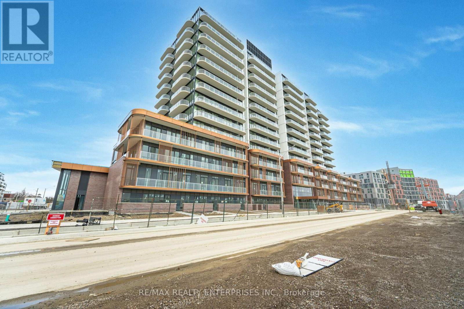 Photo 4 of 613 220 Missinnihe Way, Mississauga ON