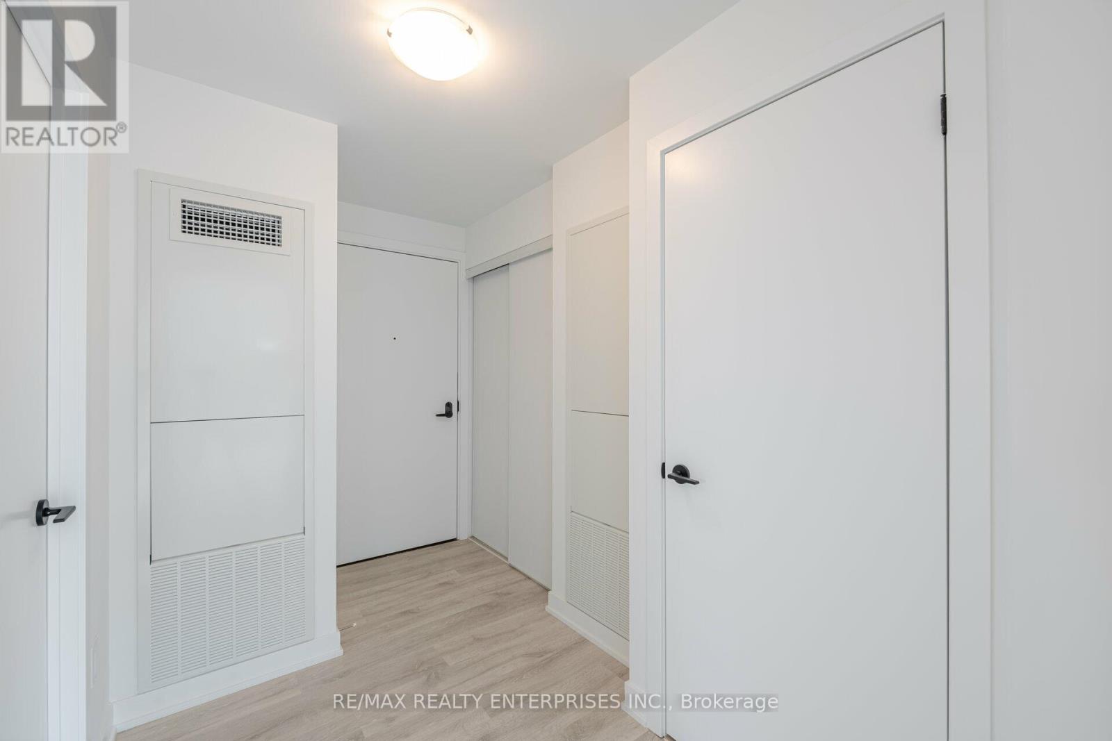 Photo 6 of 613 220 Missinnihe Way, Mississauga ON