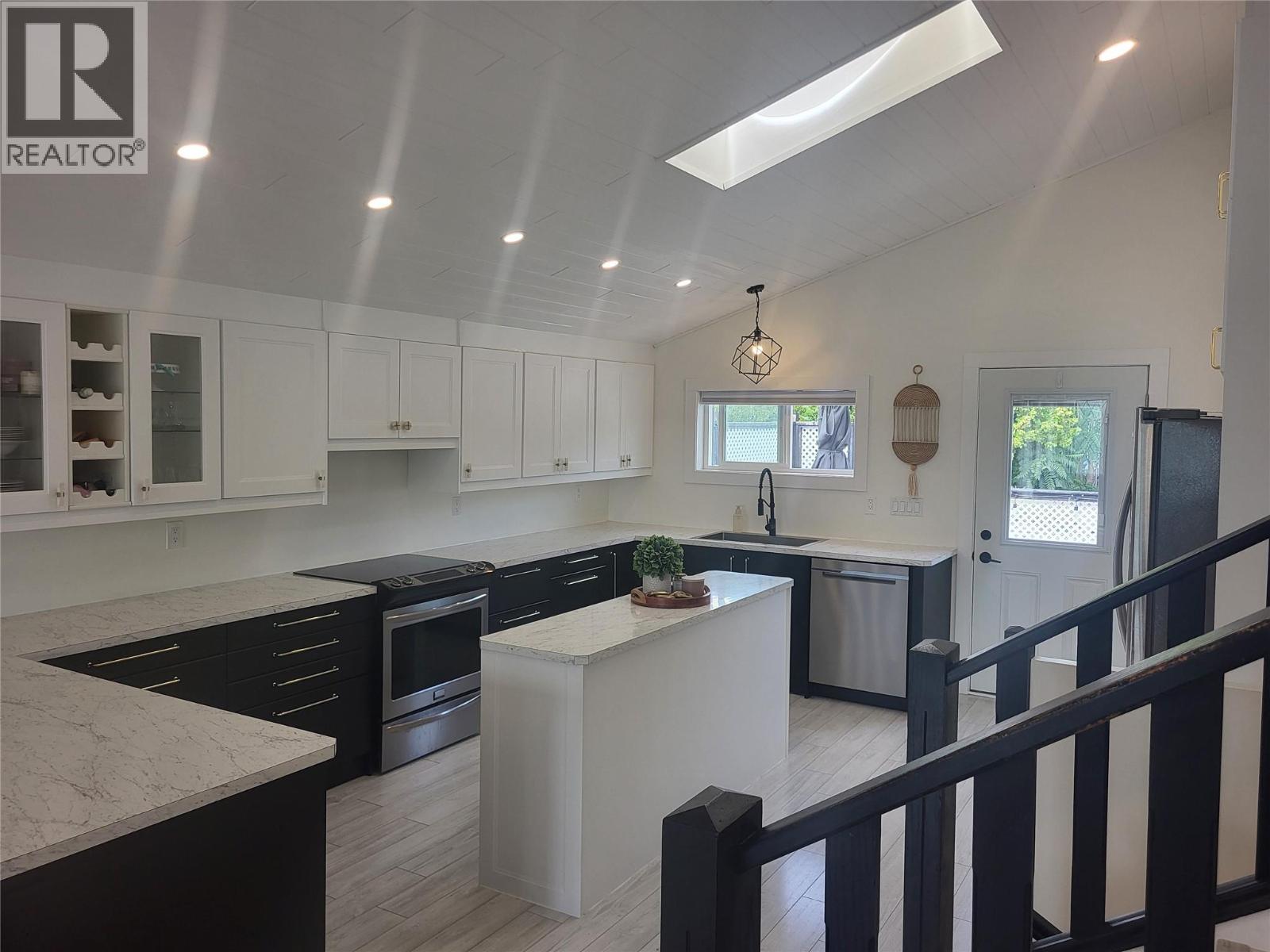 9504 Hummingbird Lane, Osoyoos