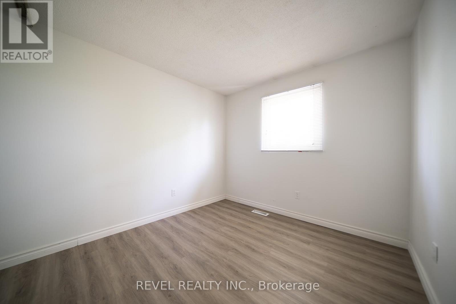 Photo 13 of 90 White Owl Crescent, Brantford ON