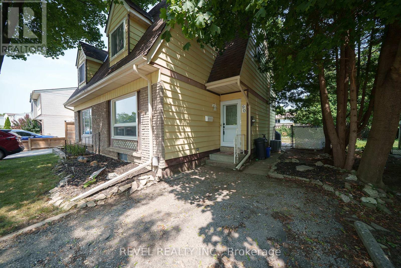 Photo 2 of 90 White Owl Crescent, Brantford ON