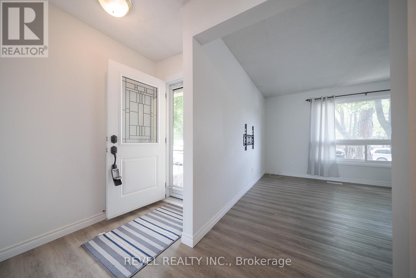 Photo 3 of 90 White Owl Crescent, Brantford ON