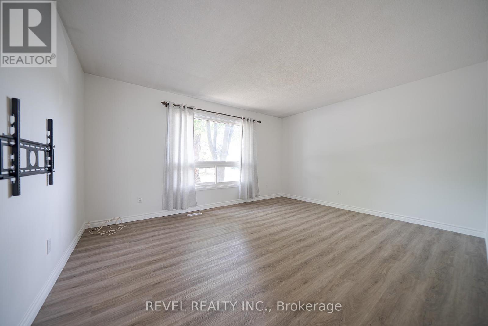 Photo 4 of 90 White Owl Crescent, Brantford ON