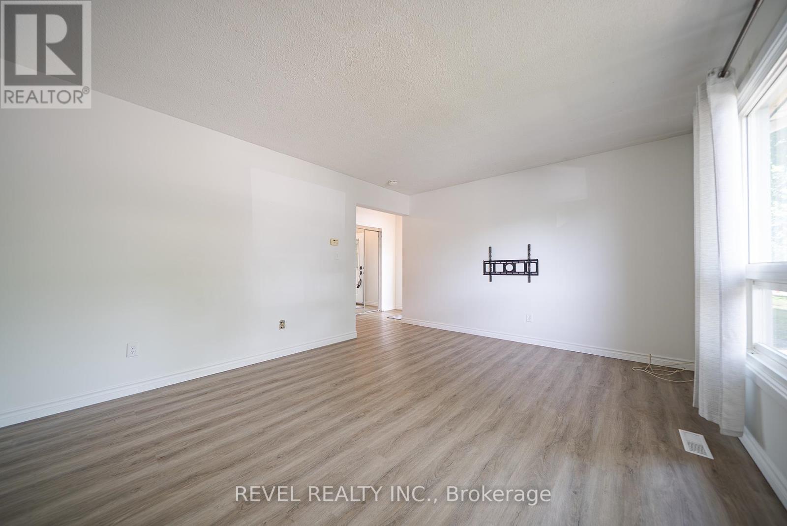 Photo 5 of 90 White Owl Crescent, Brantford ON