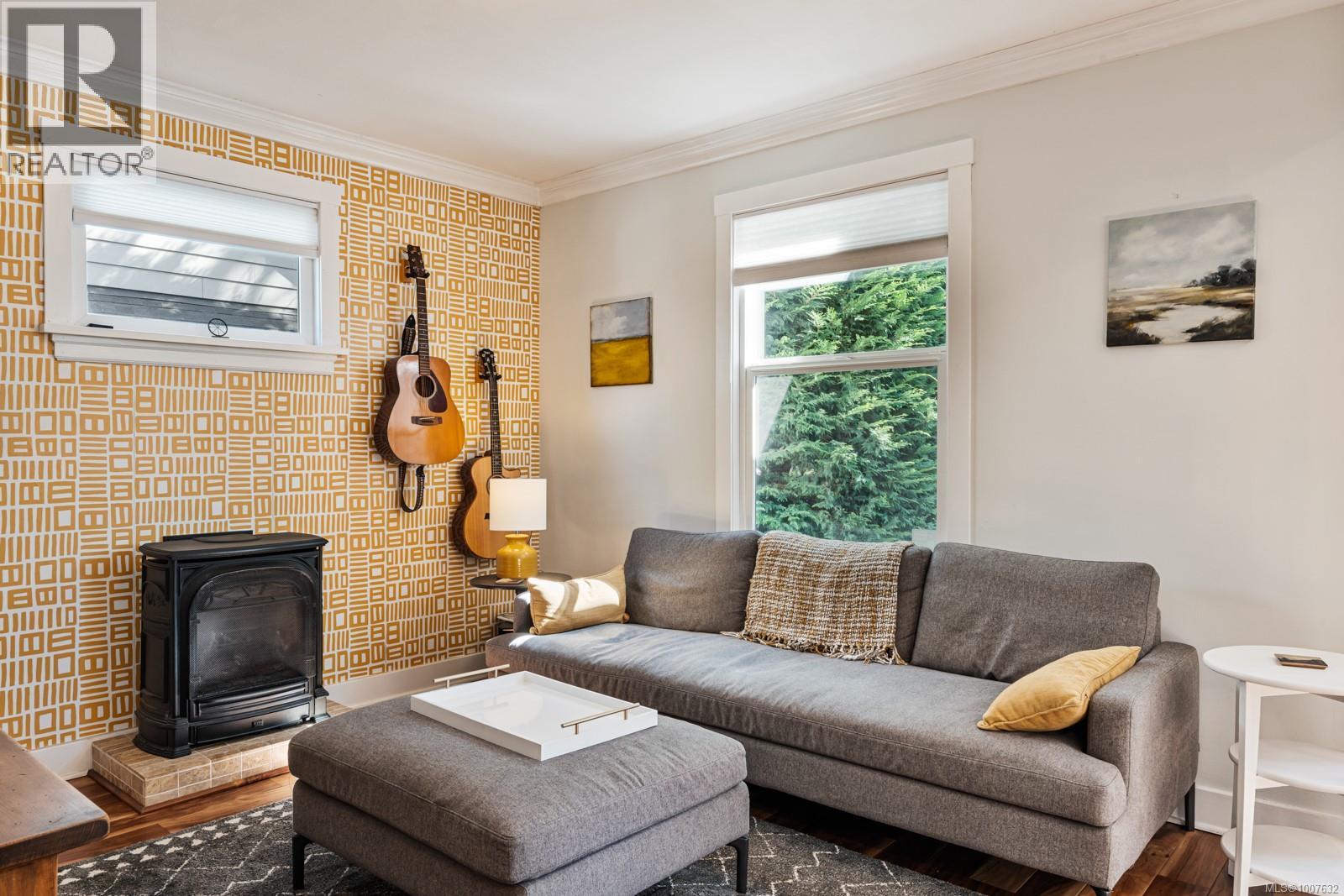 Single Family House Character for Sale in  Fifth St Victoria 