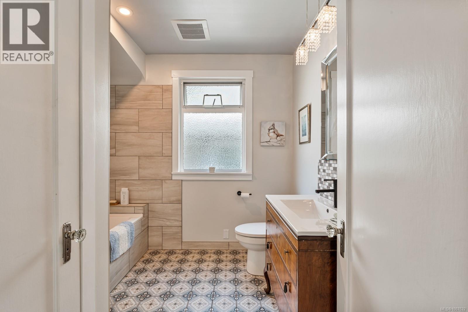 Single Family House Character for Sale in  Fifth St Victoria 