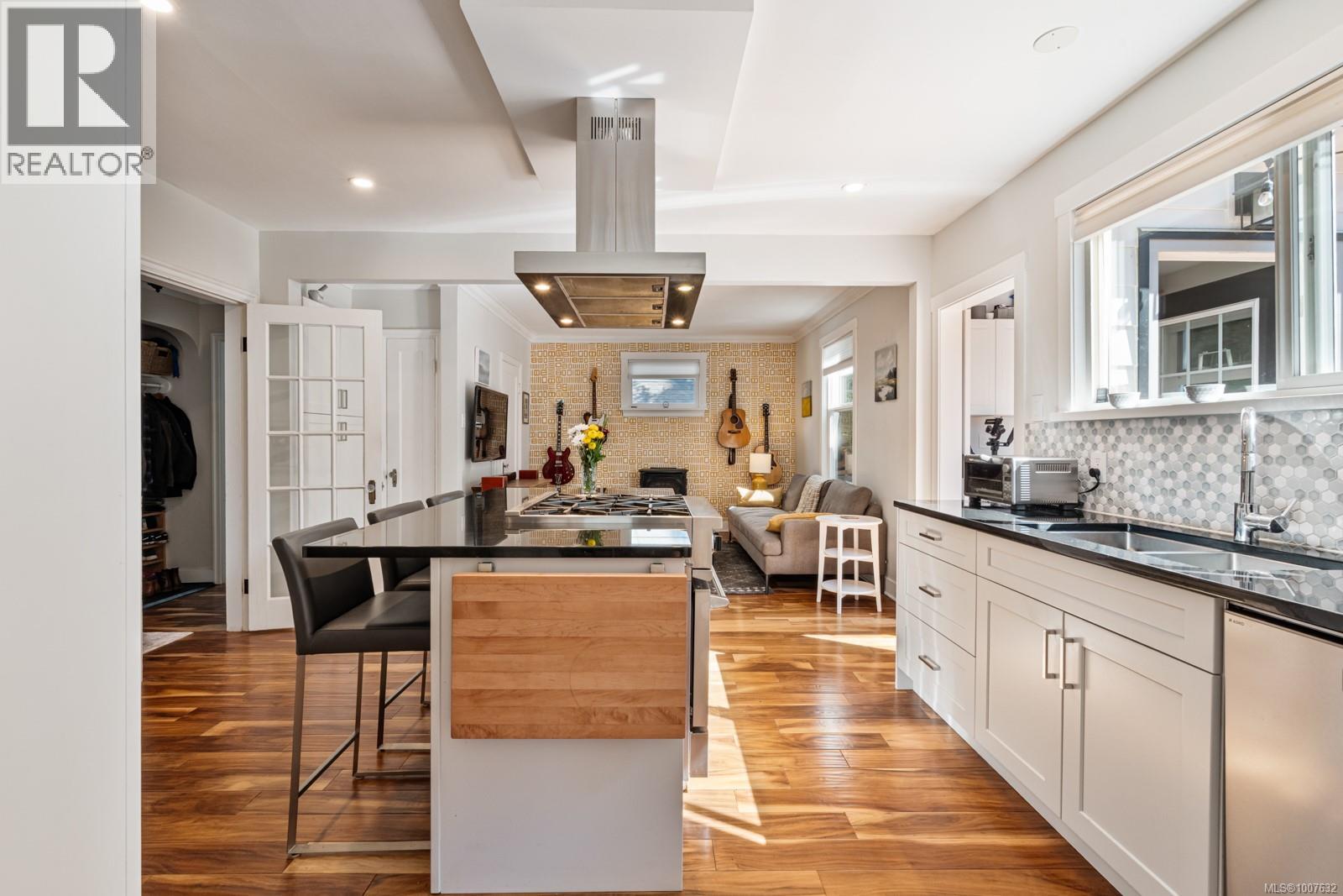 Single Family House Character for Sale in  Fifth St Victoria 