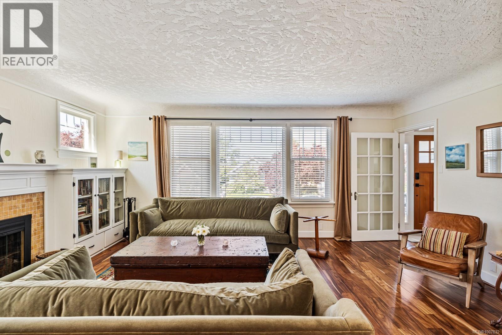 Single Family House Character for Sale in  Fifth St Victoria 