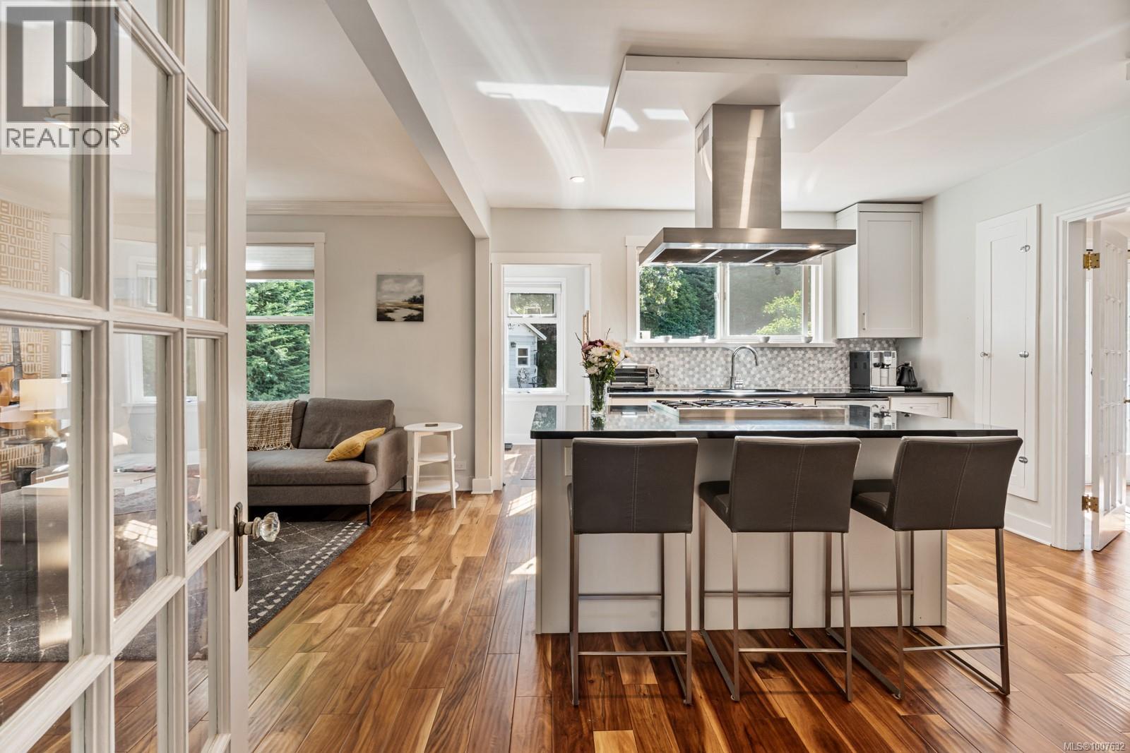 Single Family House Character for Sale in  Fifth St Victoria 