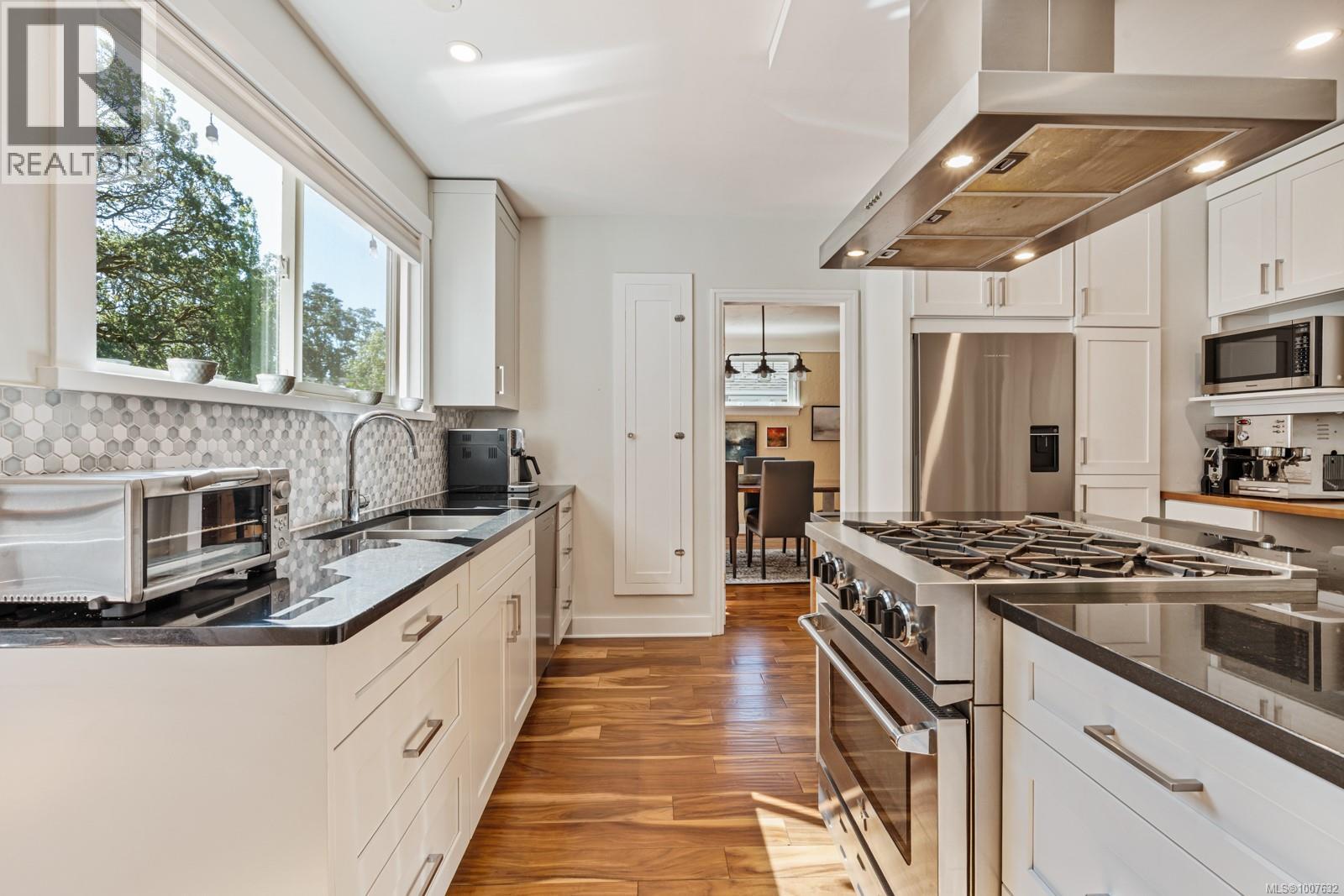 Single Family House Character for Sale in  Fifth St Victoria 